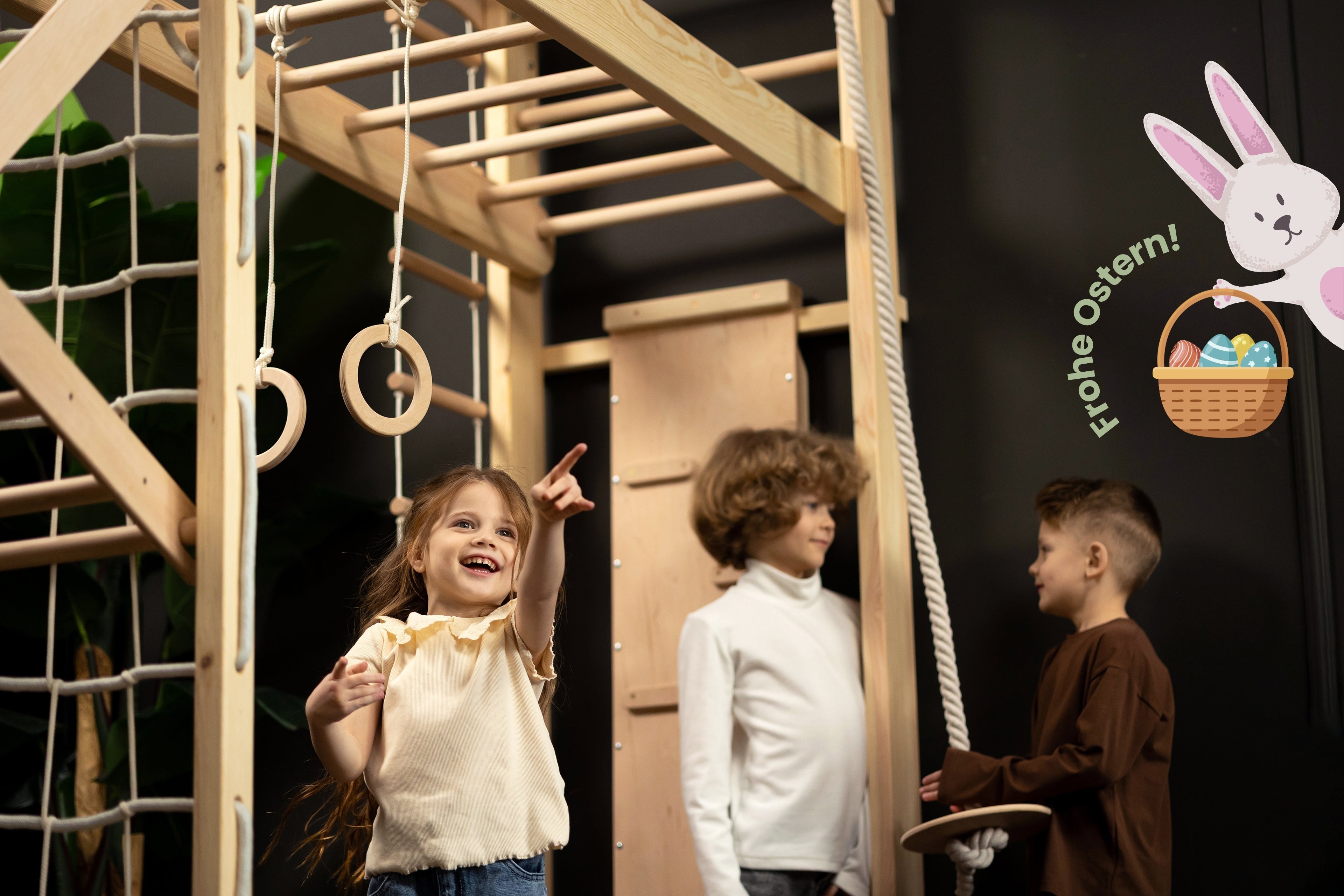 Kinder spielen an einer Montessori-inspirierten BeLissi Nelo Kletterwand, die motorische Entwicklung fördert
