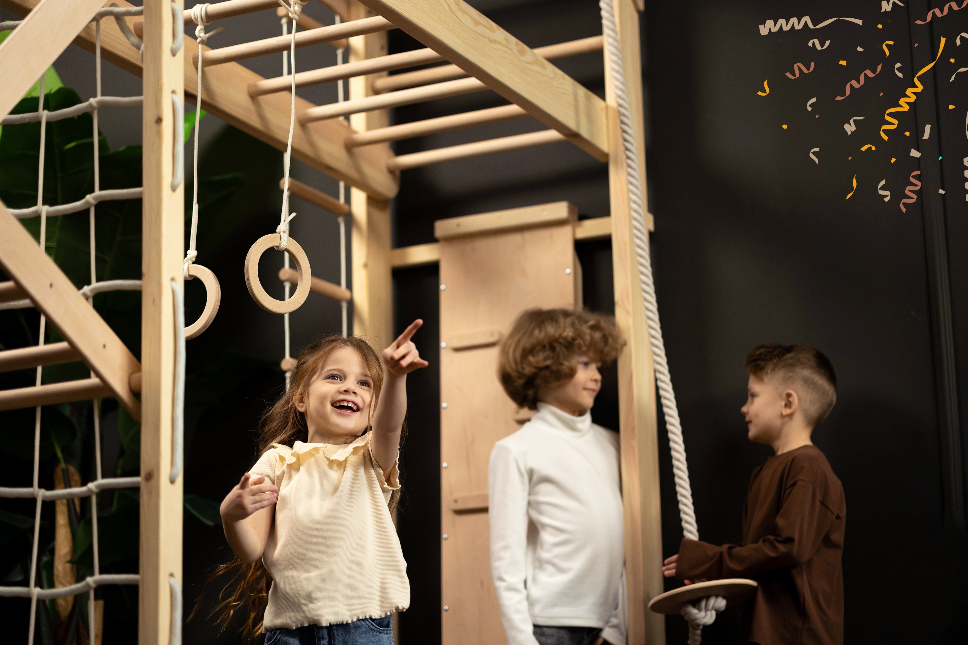 Kinder spielen an einer Montessori-inspirierten BeLissi Nelo Kletterwand, die motorische Entwicklung fördert