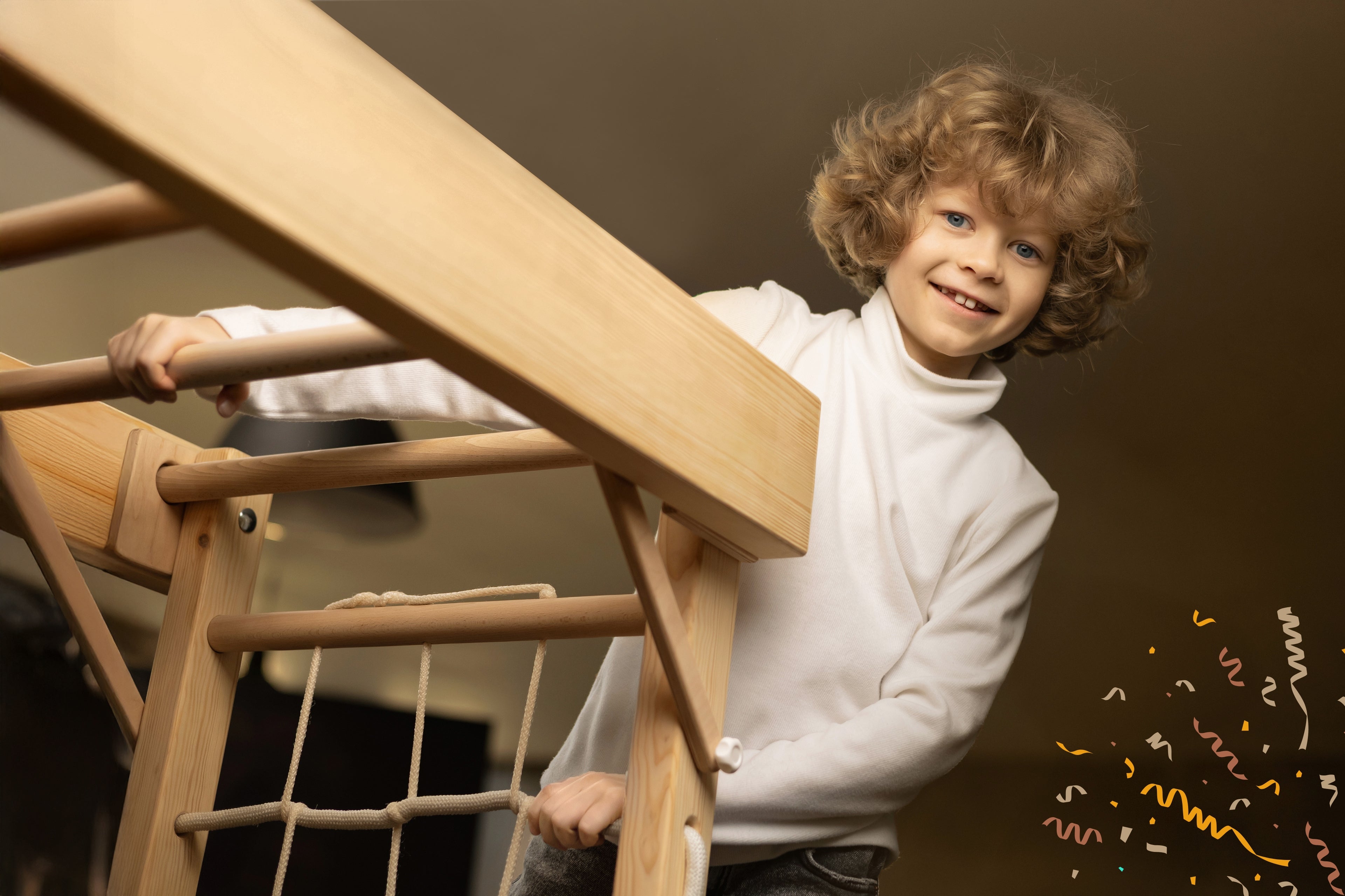 Kinder spielen an einer Montessori-inspirierten BeLissi Nelo Kletterwand, die motorische Entwicklung fördert