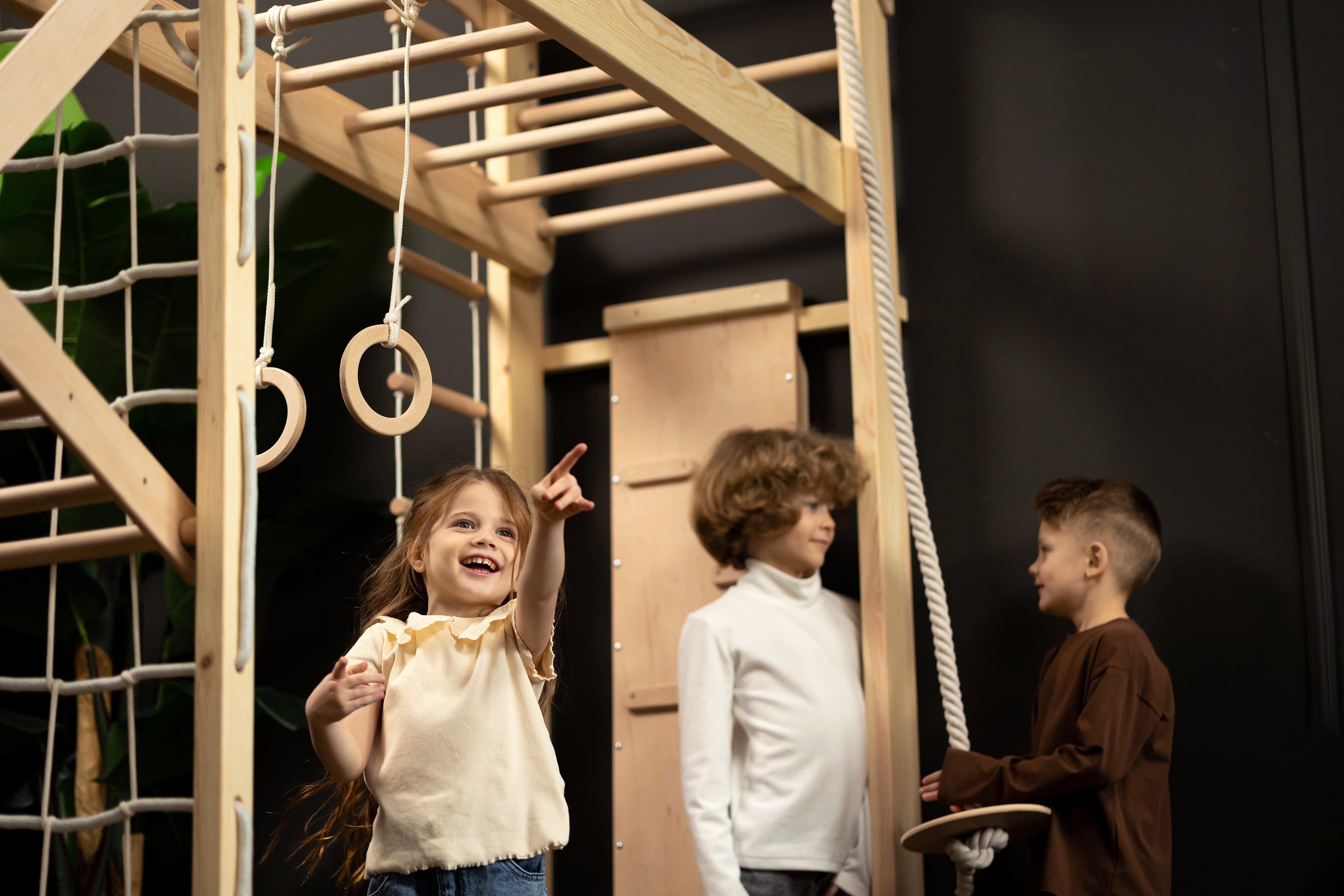 Kinder lachen und haben Spaß beim gemeinsamen Spielen an der BeLissi Nelo Kletterwand