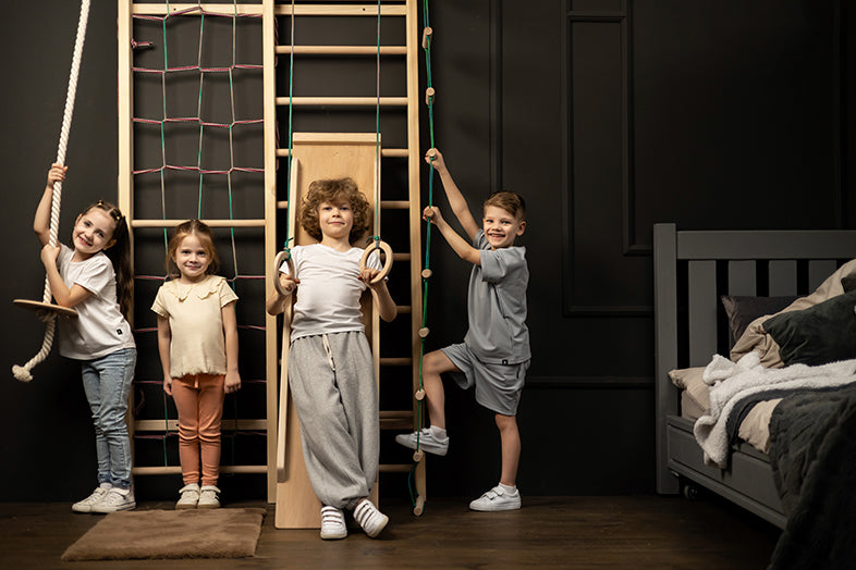 Kinder trainieren ihre Motorik beim Klettern und Balancieren an der Kletterwand