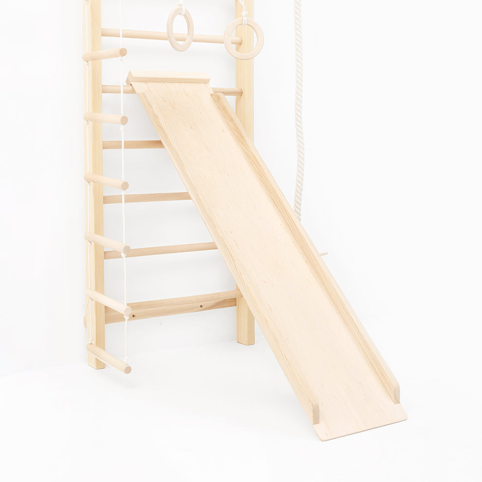 Nahaufnahme der Rutsche an der BeLissi Lumi Montessori-Kletterwand