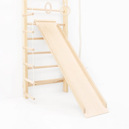 Nahaufnahme der Rutsche an der BeLissi Lumi Montessori-Kletterwand