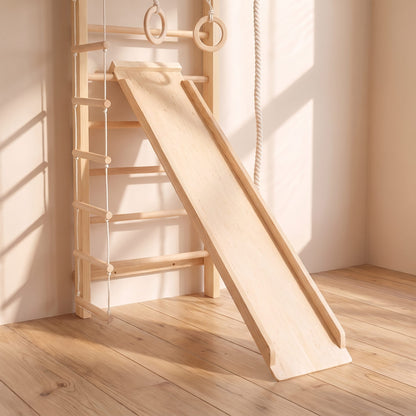Nahaufnahme der Rutsche an der BeLissi Lumi Montessori-Kletterwand