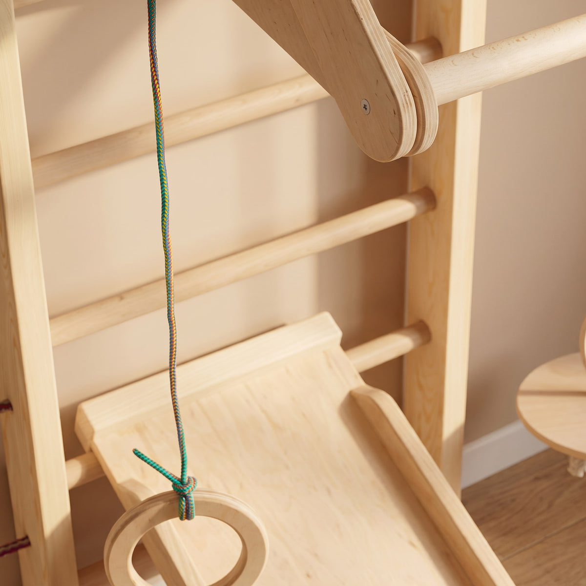 Rutsche an der BeLissi Kaya Kletterwand für spielerisches Gleiten und Spaß