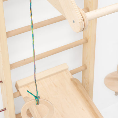 Rutsche an der BeLissi Kaya Kletterwand für spielerisches Gleiten und Spaß