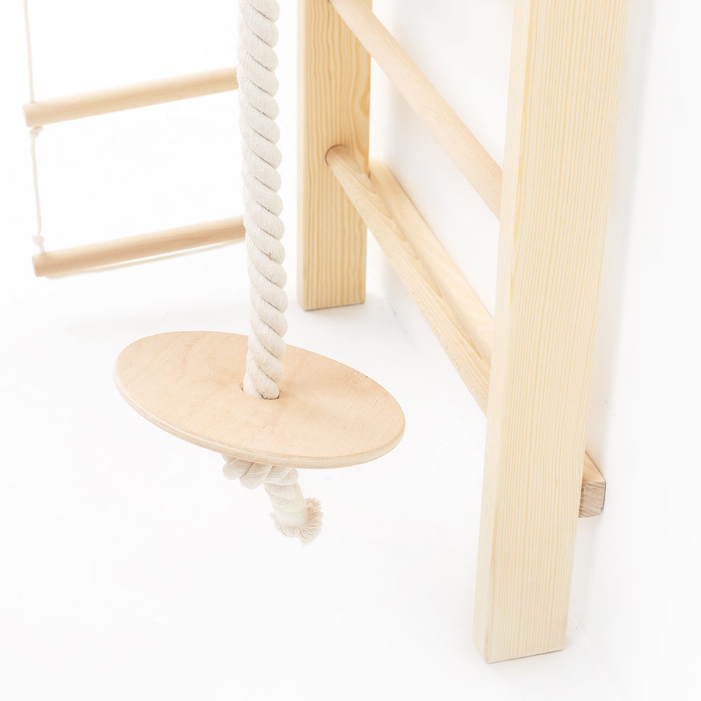 Sitzscheibe mit Seil an der BeLissi Kaya Kletterwand für aktives Sitzen und Spielen