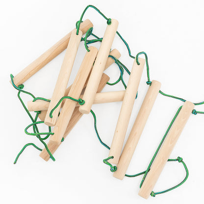 Nahaufnahme der grünen BeLissi Strickleiter passend zur Kaya Kletterwand