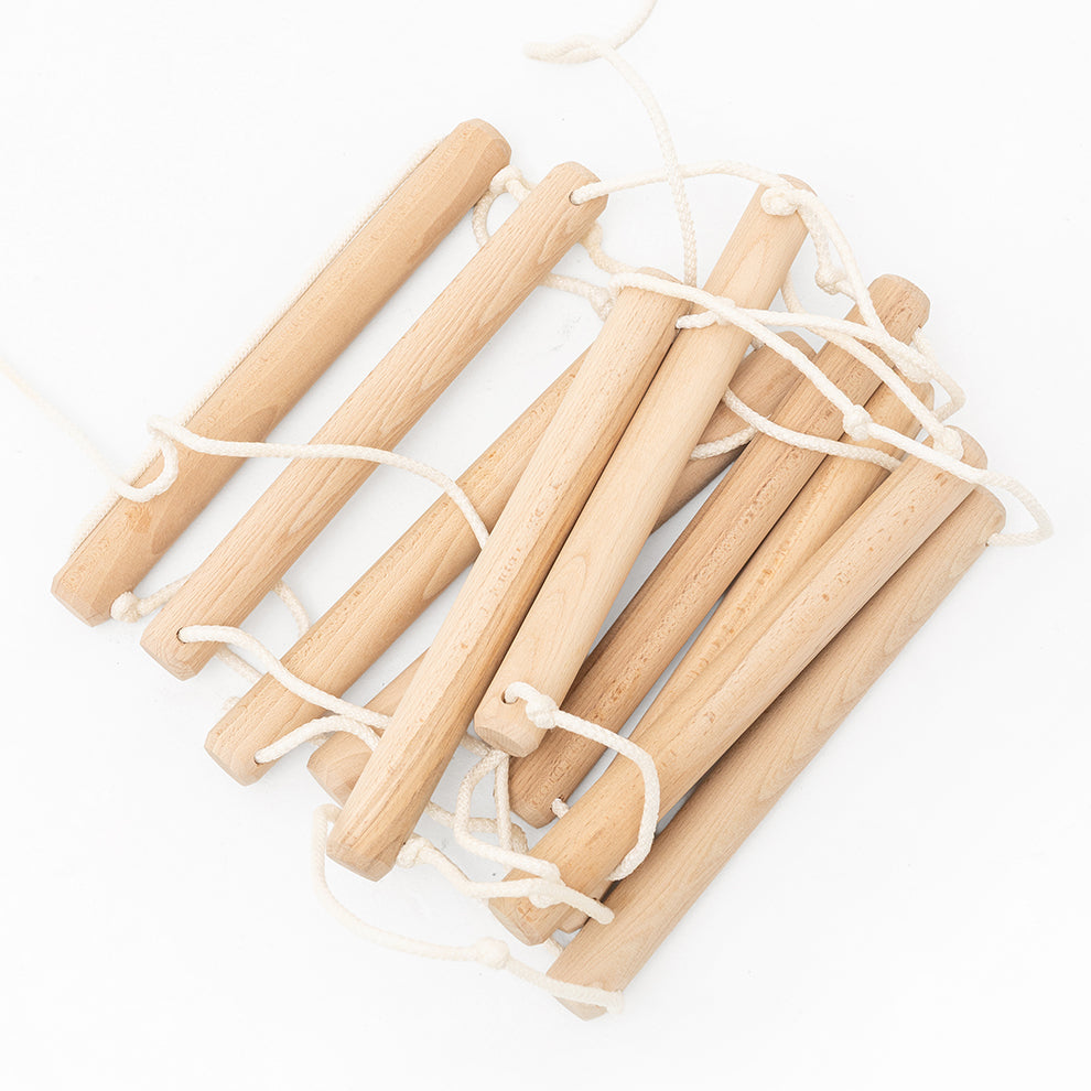 Detailansicht der weißen BeLissi Strickleiter für die Nelo und Lumi Kletterwände