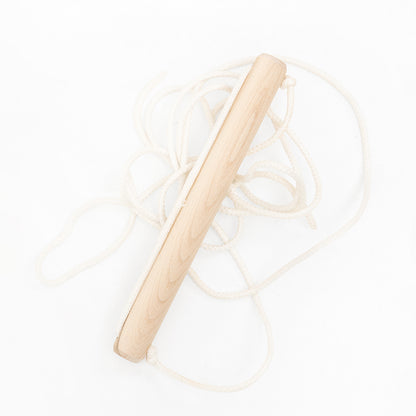 Trapezgriff als spielerisches Zubehör an der BeLissi Lumi Kletterwand