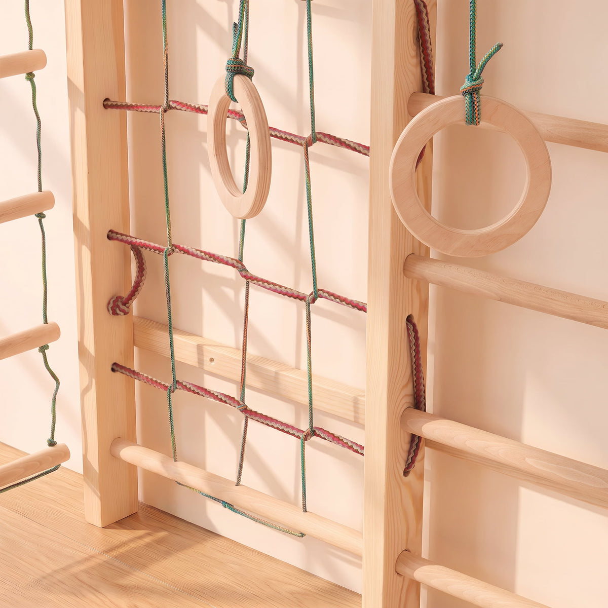 Turnringe an der BeLissi Kaya Kletterwand zur Förderung von Kraft und Balance