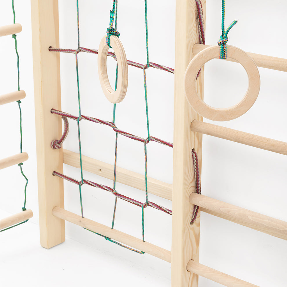 Turnringe an der BeLissi Kaya Kletterwand zur Förderung von Kraft und Balance