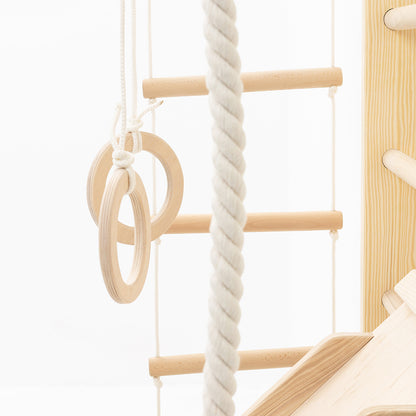 Turnringe und Sitzscheibe an der BeLissi Lumi Kletterwand – motorisches Spielzubehör