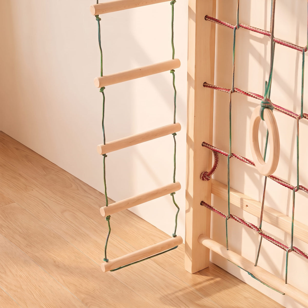 Turnringe und Strickleiter gemeinsam an der BeLissi Kaya Kletterwand angebracht