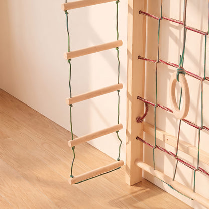 Turnringe und Strickleiter gemeinsam an der BeLissi Kaya Kletterwand angebracht