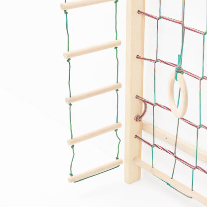 Turnringe und Strickleiter gemeinsam an der BeLissi Kaya Kletterwand angebracht