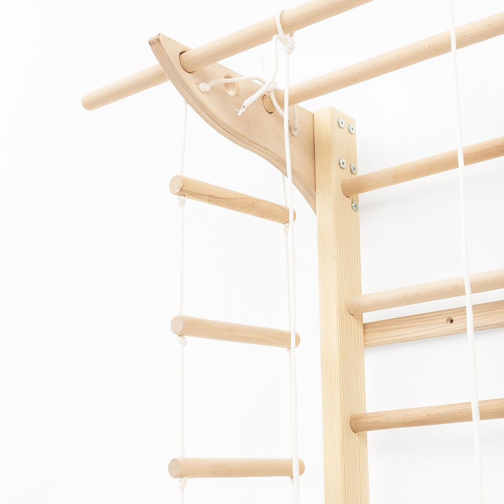 Turnringe und Strickleiter an der BeLissi Lumi Kletterwand – Spaß und Koordinationstraining